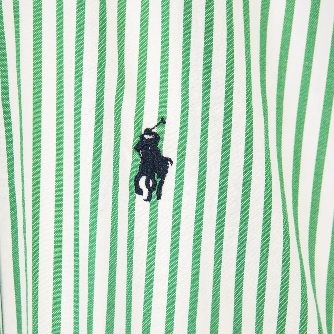 P290 zp version [Exclusive supply] Ralph Lauren/Ralph Lauren 2025SS new old-money style cotton poplin large and small striped long-sleeved casual shirt, 100% restored workmanship, embedded seams and clean edges, curved triangular bifurcation ✅100% cotton poplin, smooth feel, pre-car wash treatment, tighter yarn ✅Custom-dyed original pearlescent white bottom buttons, large and small partitions, vertical eyelets✅Special shaped chiffon foil included in the collar door tube Not easy to deform and pull ✅ RL three-color large and small vertical striped shirt. Extraordinary isometric. Cleverly matched stripes. Multiple wear to inspire self-expression. Relaxed layering to play with the look of the four seasons. Color: Red, Blue, Green Size: S M L XL Number: WW10964